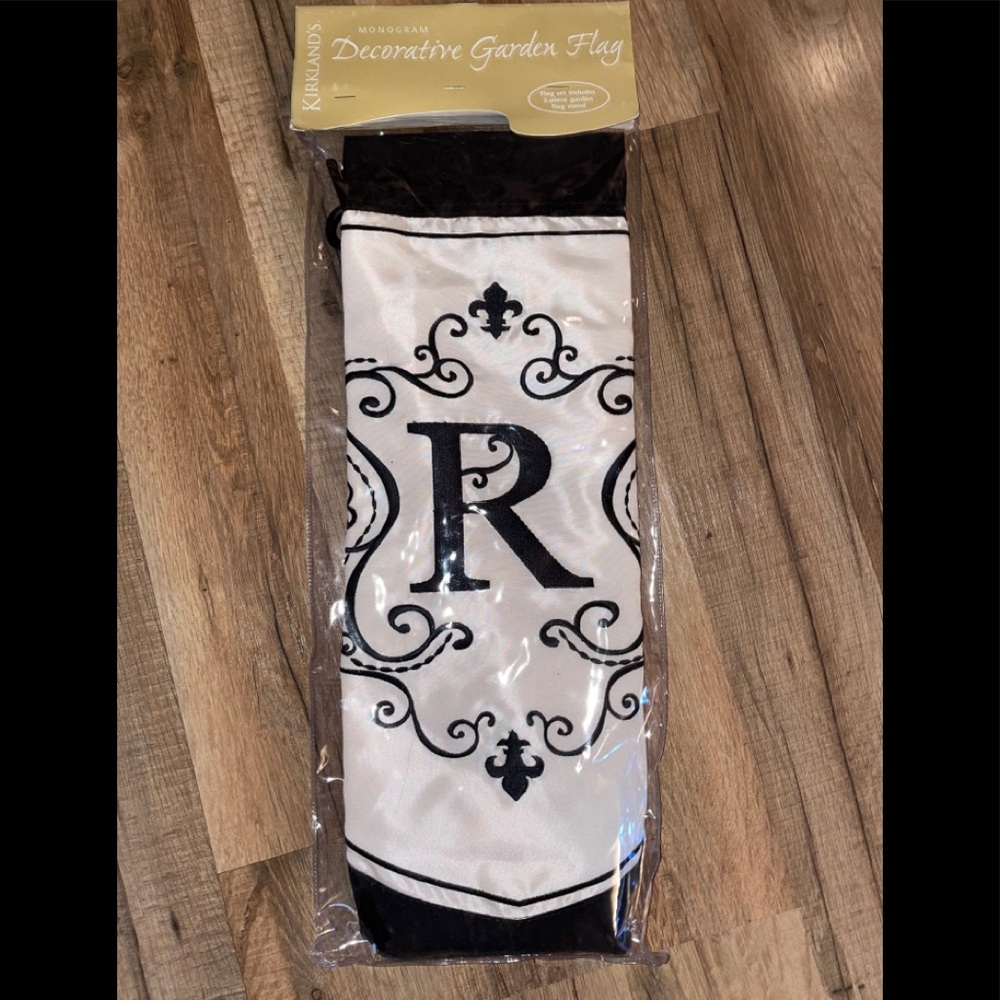 Kirklands “R” Initial Yard Flag - Picture 2 of 4